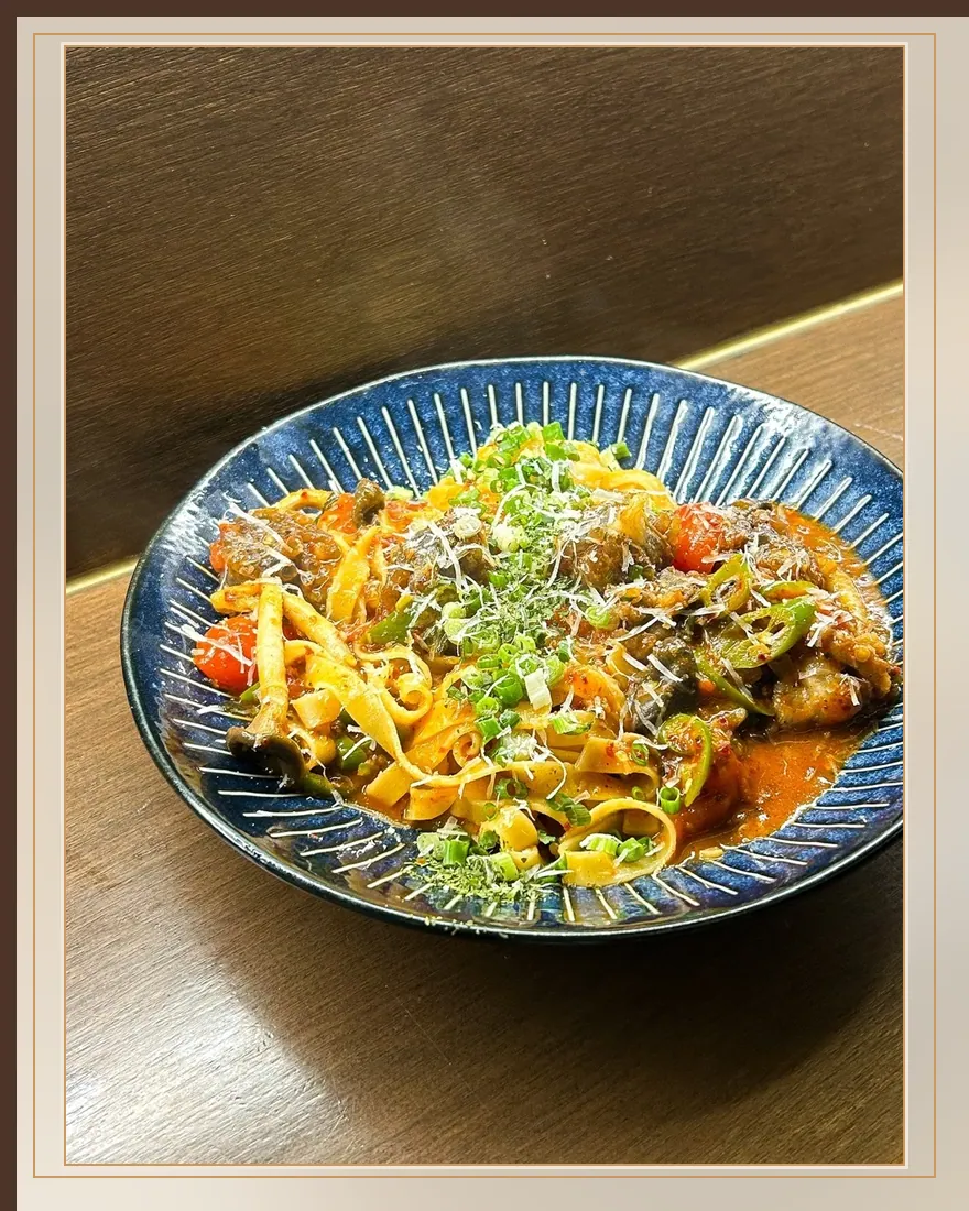 사로카 - 진한 소스와 채소가 어우러진 파스타