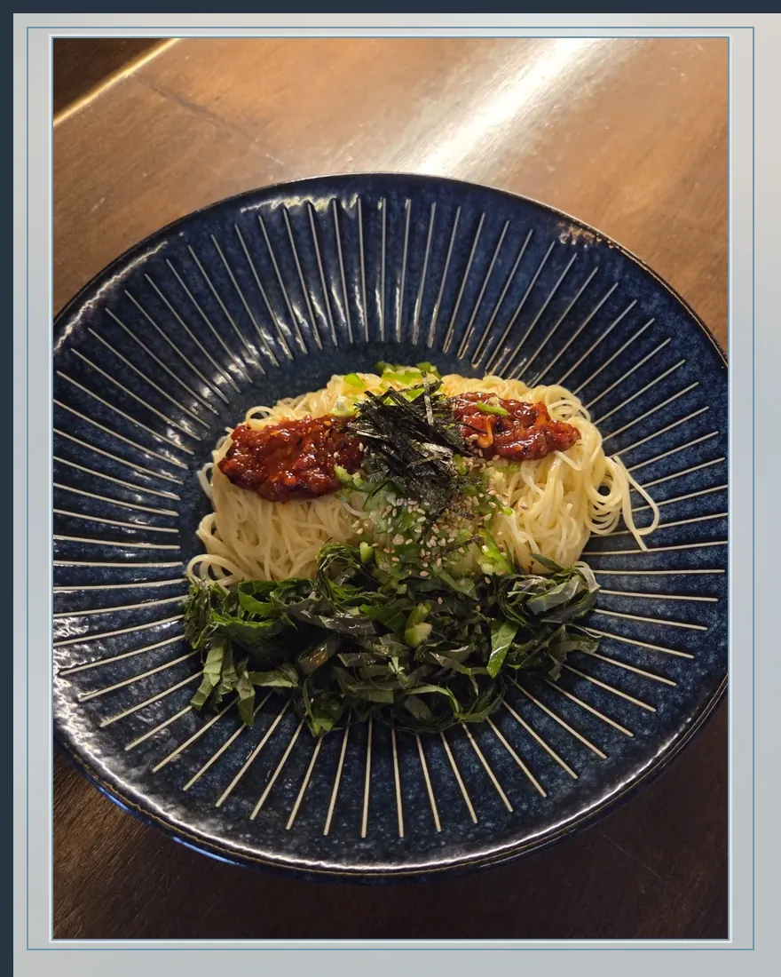 양념과 김가루를 곁들인 면요리